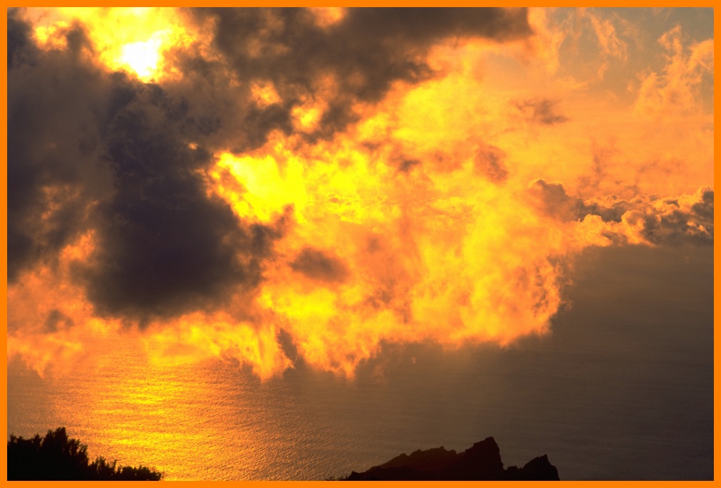 dramatischer Sonnenuntergang an der Nordküste Teneriffas
Aufnahme:
Contax RTS III, Zeiss Distagon 1,4/35, Sensia 100
Schlüsselwörter: Teneriffa
