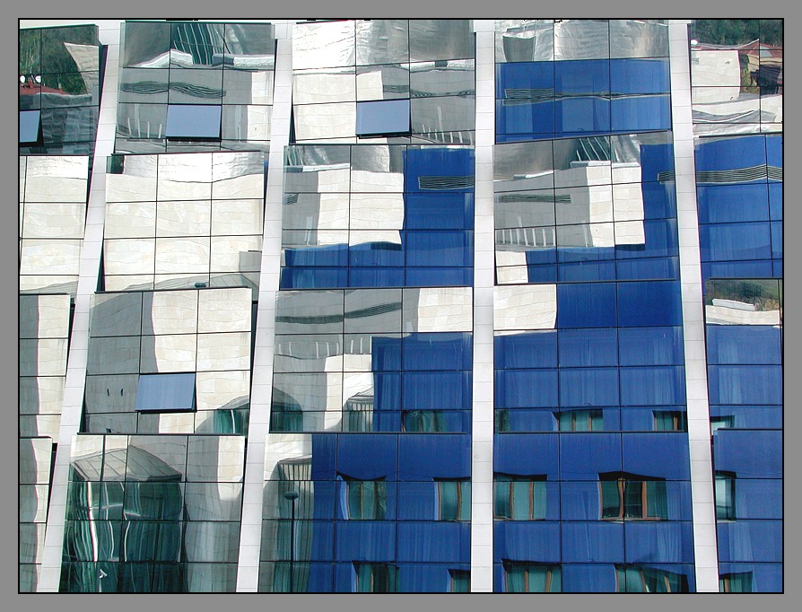 Guggenheim Museum
Spiegelung des Guggenheim Museums in gegenüberliegenden Glasgebäude (Bilbao)

Aufnahme: Nikon Coolpix 995
Schlüsselwörter: Guggenheim Museum, Bilbao