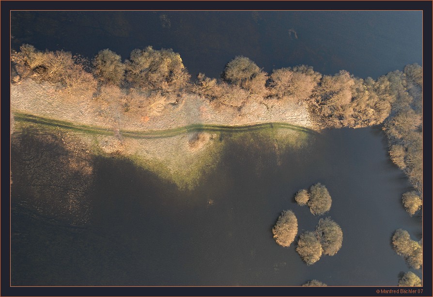 Biebrza Nationalpark, "europäischer Amazonas"
Ein Flug mit dem Heissluftballon (hier Ende März 07), ist ein grosses Erlebnis und die einzige Möglichkeit das ganze Ausmass des Schauspiels zu erfassen.
Schlüsselwörter: Biebrza - Nationalaprk, Narew, Polen
