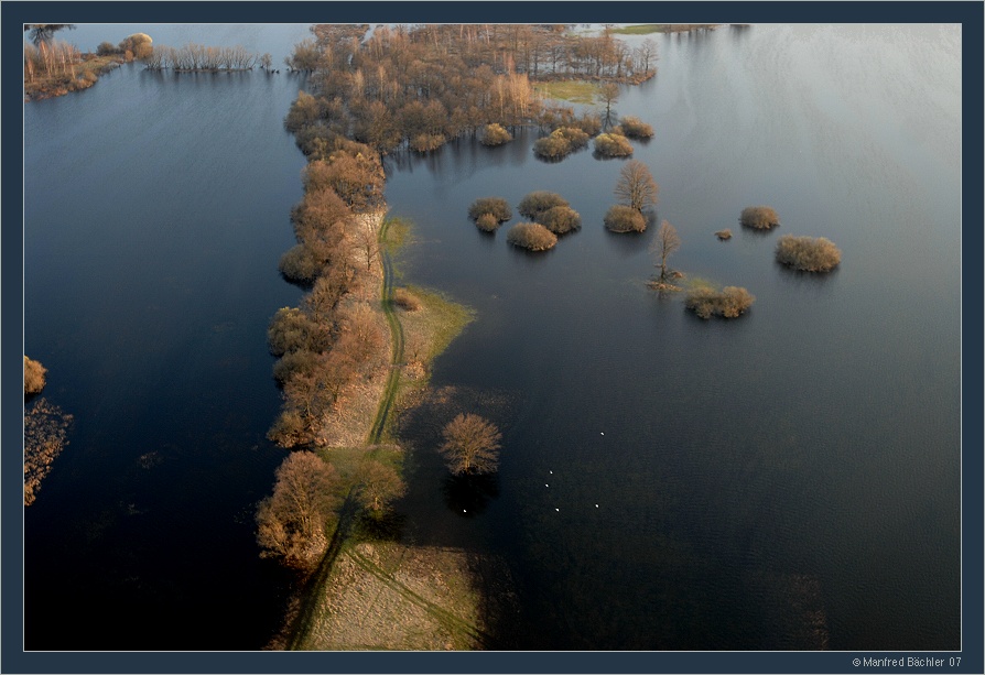 Biebrza Nationalpark, Polen
Ende Mai sinkt das Wasser soweit, dass die Biebrza wieder in ihrem angestammten Flussbett zurückkehrt und die Wiesen teilweise extensiv bewirtschaftet werden.
Schlüsselwörter: Biebrza - Nationalaprk, Narew, Polen