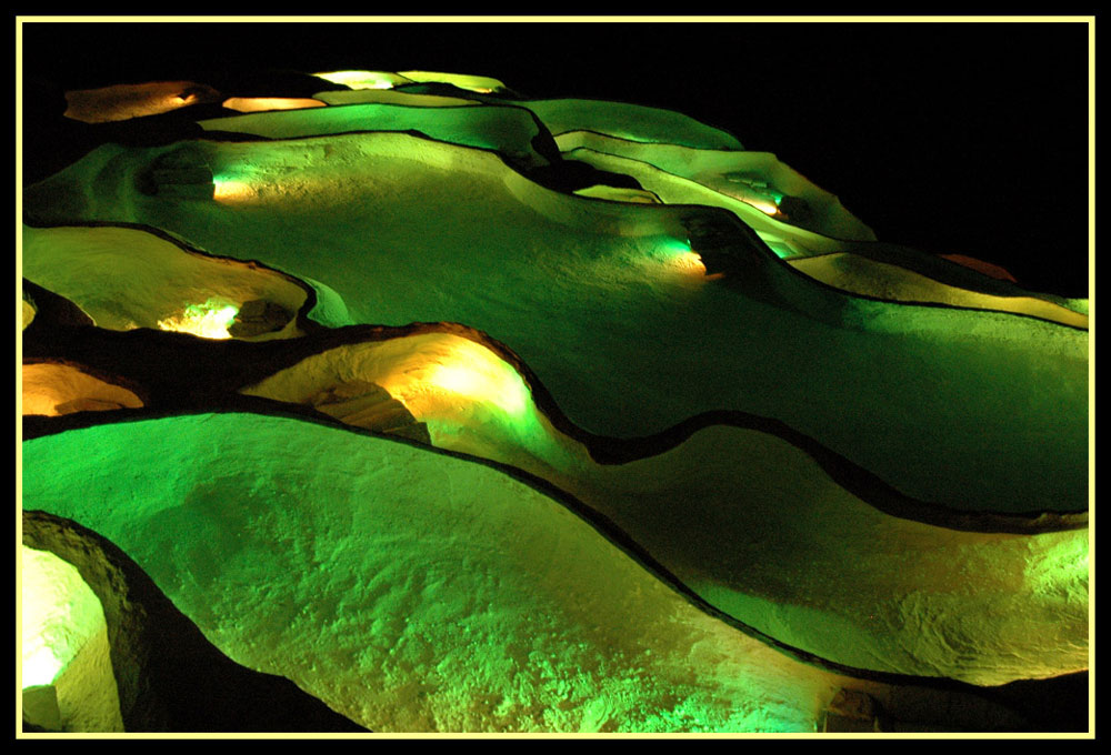 Ardeche, Höhle mit künstlich beleuchteten Becken
Durch Kalkablagerungen entstehen in den Höhlen der Ardeche eigenartige Wasserbecken. Der Effekt durch farbige künstliche Beleucht verstärkt den eigenartigen Eindruck
Schlüsselwörter: Höhlen Ardeche