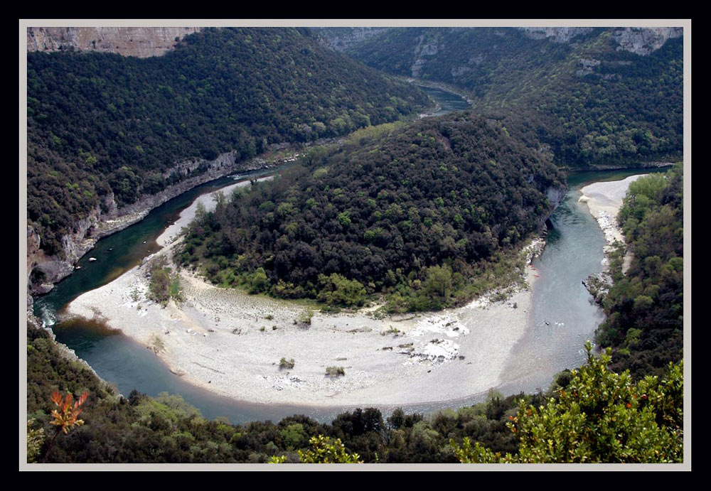 Ardeche Bogen Frankreich
Die Ardeche fliesst durch ein Karst-Gebirge das von vielen Höhlen durchsetzt ist. Tiere und Pflanzen dieser kargen Gegend haben sich an heisse, trockene Sommer und nasse kalte Winter angepasst.
Schlüsselwörter: Ardeche, Karst, Flussbogen