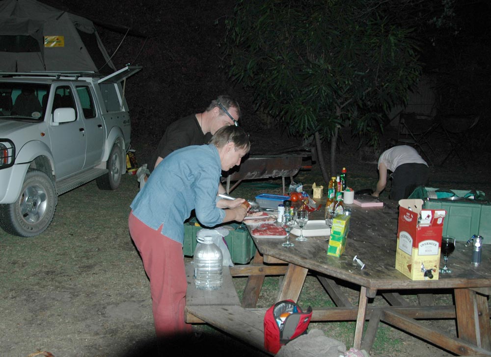 Kochen
Nach langer Fahrt, kochen in der Nähe von Rundu, Namibia, an den Gestaden des Okavango.
Schlüsselwörter: Namibia,  Rundu