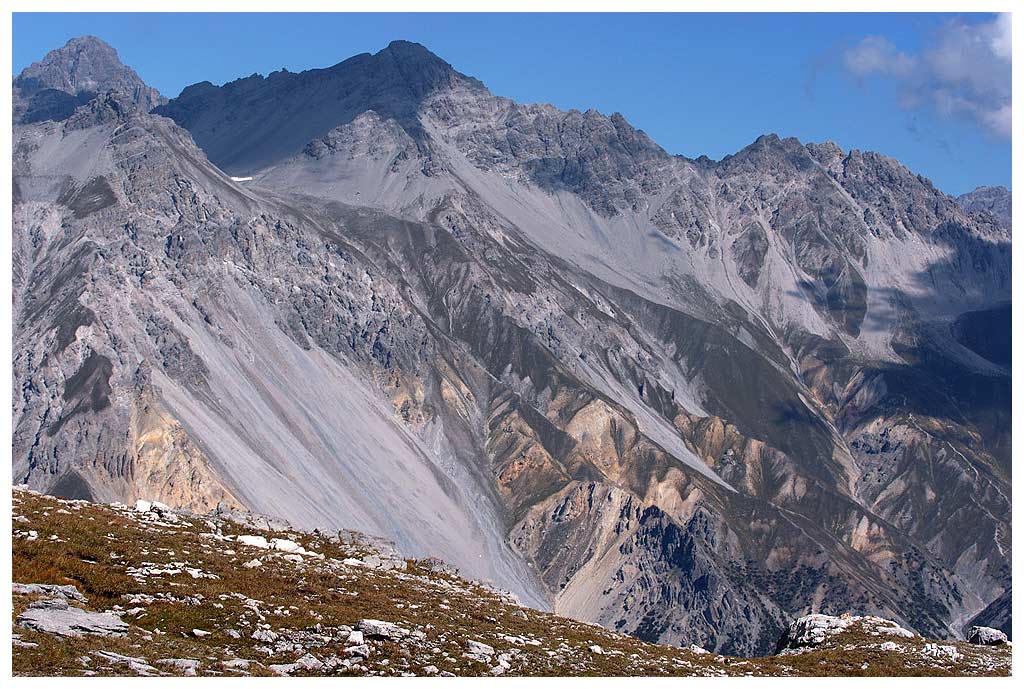 Landschaft im Nationalpark
eine farbige Gesteinsformation
Schlüsselwörter: Berge, Ofenpass, Schweizer Nationalpark