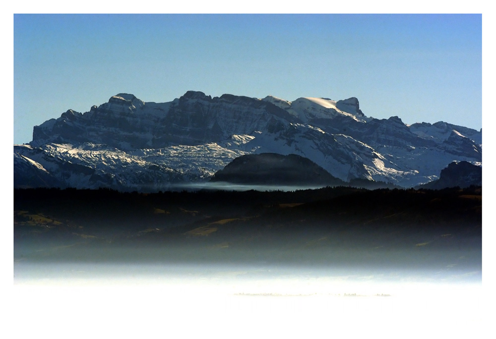 Nebeltag mit Blick in die Glarneralpen mit Vreneli's Gärtli
Schlüsselwörter: Nebeltag, Glarneralpen, Vrenelisgärtli
