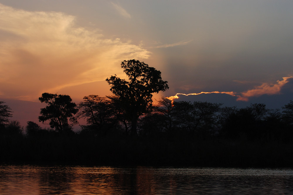 Okavango-Stimmung
Abends am Ufer des Okavango, Nord-Namibia, am Rande des Caprivi-Streifen
Schlüsselwörter: Namibia, Okavango