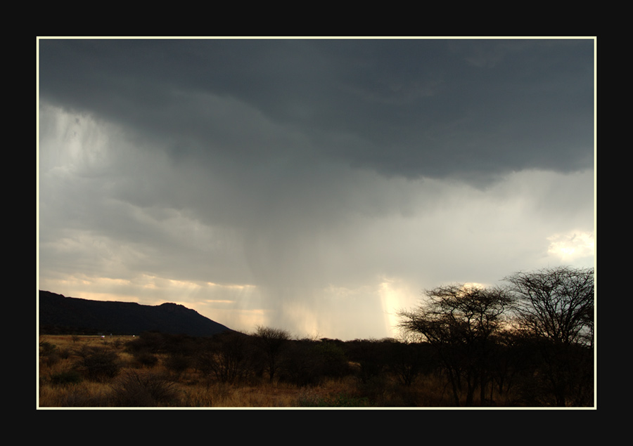 Regenschauer
Regen in der Umgebung von Windhoeck, Oktober 2005
Schlüsselwörter: Namibia, Regen,