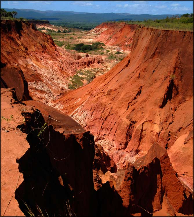Tsingy rouge - Schlucht
Die Schlucht der roten Tsingys
Schlüsselwörter: Madagaskar, tsingy rouge