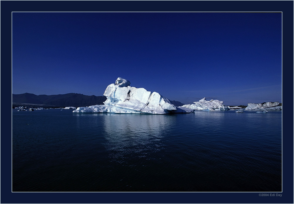 Kalbernder Gletscher
der Breidamerkurjökull kalbert an dieser Stelle ind den Jökulsarlon, einen See, welcher seit 1937 um 5 Km gewachsen ist.
Schlüsselwörter: Island, Gletscher, Breidamerkurjökull