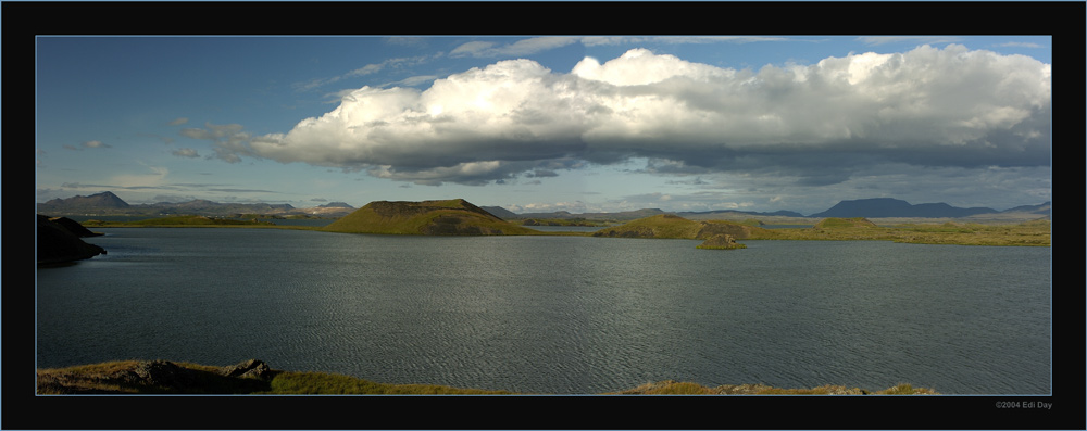 Myvatn
Abendstimmung über dem Myvatnsee in Nord-Ost-Island. Bedingt durch die vielen Mückenlarven im Juli-August finden sich hier über 20 Entenarten ein.
Schlüsselwörter: Island, Myvatn