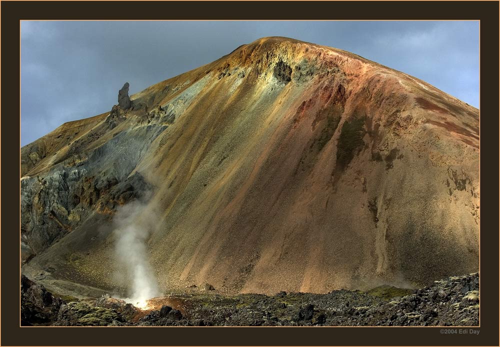 Schwefelspuren
in Landmannalaugar. Das Mineralhaltige Gestein färbt sich in allen Tönen.
Schlüsselwörter: Island, Landmannalaugar