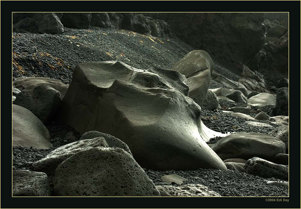 schwarze Küste
an diesem Strand werden die schwarzen Steine geschliffen, es entstehen dabei wunderbare Formen.
Schlüsselwörter: Island, Westfiorde
