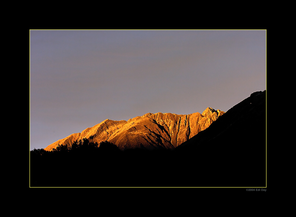 Sonnenaufgang am Gridone
gesehen von Losone
Schlüsselwörter: Gridone, Tessin, Losone