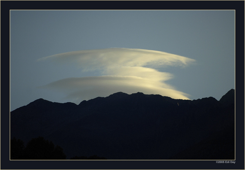 Wolkengebilde
über dem Grenzgipfel Ghiridone oberhalb Brissago, 2230m.ü.Meer
Schlüsselwörter: Wolken, Ghiridone