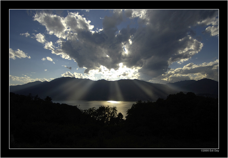 Strahlen, mal anders
Sonnenuntergang über dem Lago Maggiore
Schlüsselwörter: Lago Maggiore