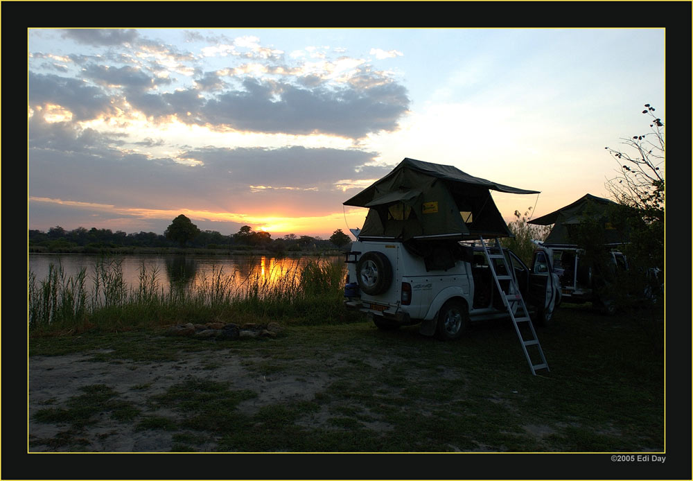 sicheres Schlaflager
auf dem Dach des 4x4, am Ufer des Okavango
Schlüsselwörter: Namibia, Caprivi, Okavango