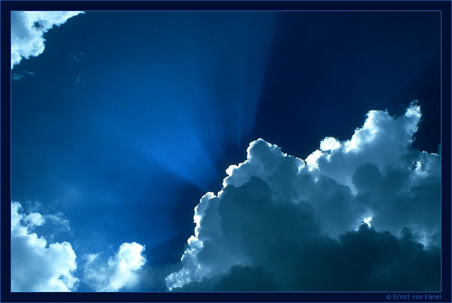 Sommertraum
Nikon F5 28mm, Punktmessung auf die Sonnenstrahlen
Schlüsselwörter: Wolkenstimmung