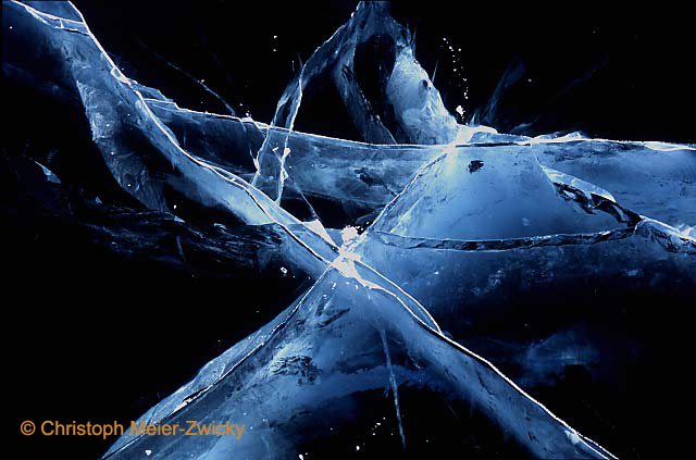 Eiseinschluss
Eisformationen auf dem gefrorenen Silsersee
Schlüsselwörter: Eis, Silsersee, Graubünden