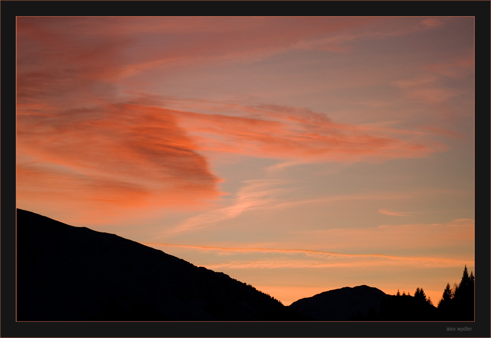 qualvoll schön der sonnenuntergang in der surselva
