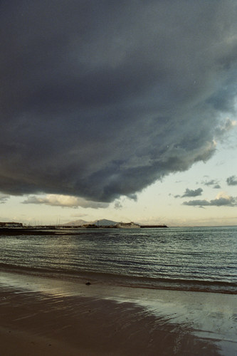 WOLKEN
Dramatische Wolke über dem Strand von Corralejo - Fuerteventura - Januar 2006
Schlüsselwörter: Wolken, Strand, Fuerteventura, Spanien