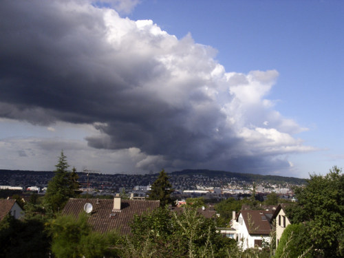 WOLKEN
VULKANAUSBRUCH BEI ZÜRICH ? NEIN EINFACH TOLLE WOLKENSTIMMUNG
Schlüsselwörter: WOLKEN, ZÜRICH
