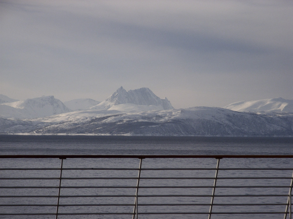 WINTERLANDSCHAFT VOM HURTIGRUTENSCHIFF AUS GESEHEN

Schlüsselwörter: REISEN, NORWEGEN, HURTIGRUTEN