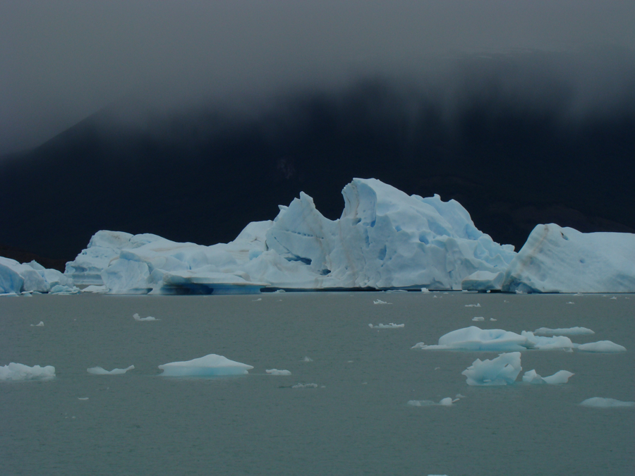 Eis - faszinierende Formationen
Eis - faszinierende Formationen auf dem Lago Argentino - auch bei schlechtem Wetter eindrucksvoll !
Schlüsselwörter: Eis, Gletscher