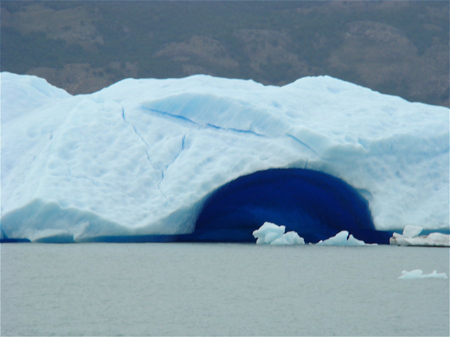 Eis - faszinierende Formationen auf dem Lago Argentino
Man könnte es auch "the blue hole" nennen !
Schlüsselwörter: Eis - faszinierende Formationen auf dem Lago Argentino