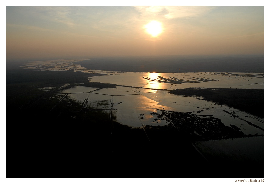 Biebrza Nationalpark, "europäischer Amazonas"
Die Flusstäler der Biebrza und der Narew werden auch als "Europäischer Amazonas" bezeichnet. Hier nach dem Zusammenfluss aus ca. 500m Höhe fotografiert.
Schlüsselwörter: Biebrza - Nationalaprk, Narew, Polen